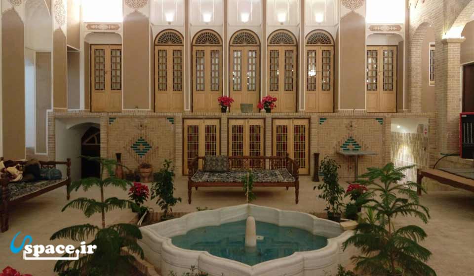 فضای زیبا و دلنشین بیرونی هتل سنتی پارس    - یزد